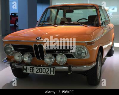 BMW 2002 TI, gros plan avant, orange.La BMW série 02 est une gamme de voitures de luxe compactes produites par BMW de 1966 à 1977.Musée BMW. Banque D'Images