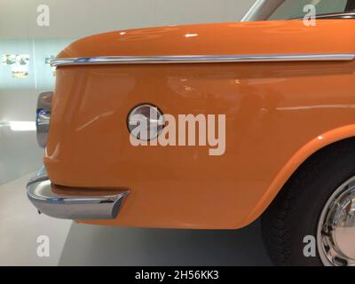 BMW 2002 TI, gros plan latéral, détails chromés, orange.La BMW série 02 est une gamme de voitures de luxe compactes produites par BMW de 1966 à 1977. Banque D'Images