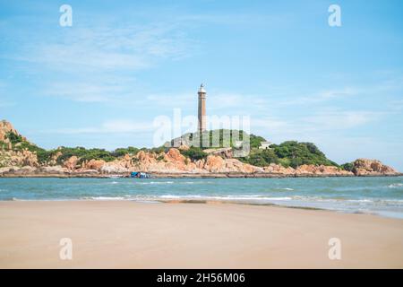 Vue panoramique sur le phare sur la belle rive avec de grandes pierres.La beauté de la nature.Des endroits extraordinaires dans le monde. baie avec de l'eau cristalline Banque D'Images