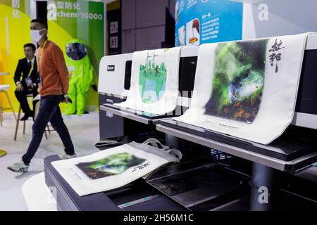 (211107) -- WASHINGTON, le 7 novembre 2021 (Xinhua) -- photo prise le 5 novembre 2021 montre des sacs à main imprimés avec de l'encre écologique au stand DuPont lors de la 4e China International Import Expo (CIIE) dans l'est de la Chine à Shanghai.(Xinhua/Zhang Yuwei) Banque D'Images