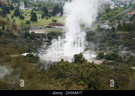 Geyser de Whakarewarewa au Te Pui parc thermal dans la vallée géothermique de Rotorua, Nouvelle-Zélande Banque D'Images