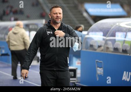 Berlin, Allemagne.07th nov. 2021.Football, Bundesliga, Matchday 11, Hertha BSC - Bayer Leverkusen, Olympiastadion: L'entraîneur de Hertha Pal Dardai arrive au stade.Credit: Andreas Gora/dpa/Alay Live News Banque D'Images
