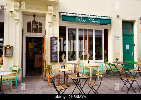 Le bistro français et bar à vin 'Bar Chérie' dans la zone touristique de la vieille ville de Düsseldorf.Ce quartier est populaire pour ses restaurants internationaux. Banque D'Images