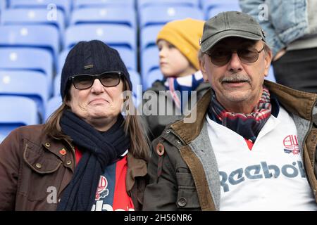 Bolton, Royaume-Uni.7 novembre 2021.Bolton fans lors du match de la FA Cup 1er tour entre Bolton Wanderers et Stockport County au stade de l'université de Bolton, Bolton, Angleterre, le 7 novembre 2021.Photo de Mike Morese.Utilisation éditoriale uniquement, licence requise pour une utilisation commerciale.Aucune utilisation dans les Paris, les jeux ou les publications d'un seul club/ligue/joueur.Crédit : UK Sports pics Ltd/Alay Live News Banque D'Images