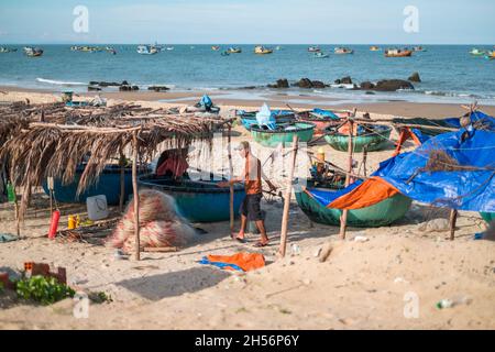 Vue panoramique sur la plage avec des bateaux de pêche colorés et une canopée de pêche artisanale au bord de la mer. Bateaux de pêche ronds sur la plage.Pêcheur local Banque D'Images