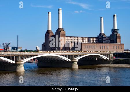 Royaume-Uni, Londres - Tornado tirant le pass Orient Express Battersea Power Station Banque D'Images