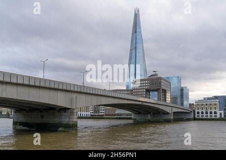 Le gratte-ciel de Shard, vu de l'autre côté du London Bridge, en face de la Tamise. Banque D'Images