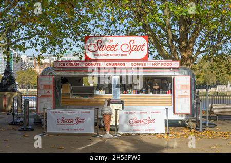 Une fourgonnette de vente de plats chauds et de glaces à l'extérieur, sur la rive sud de la Tamise, par beau temps.Londres Banque D'Images