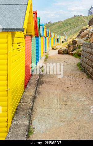 Rangée colorée de cabanes de plage sur le front de mer dans le Whitby North Yorkshire UK Banque D'Images