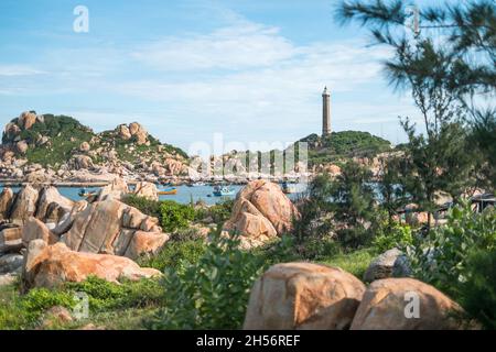 Vue panoramique sur le phare sur la belle rive avec de grandes pierres.La beauté de la nature.Des endroits extraordinaires dans le monde. baie avec de l'eau cristalline Banque D'Images