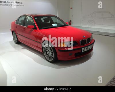 BMW série 3 (E46) : vue latérale, couleur rouge, 4e génération, fabriquée de 1998 à 2006.BMW Museum, Munich - Allemagne - septembre 2013. Banque D'Images