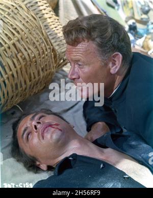 DIRK BOGARDE et JOHN MILLS dans LE CHANTEUR PAS LA CHANSON 1961 réalisateur GEORGE WARD BAKER roman Audrey Erskine-Lindop scénario Nigel Balchin costume design Yvonne Caffin The Rank Organisation Banque D'Images