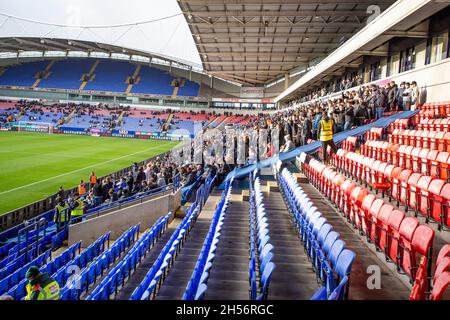 Bolton, Royaume-Uni.7 novembre 2021.Bolton Wanderers fans lors du match de la coupe FA du 1er tour entre Bolton Wanderers et Stockport County à l'Université de Bolton Stadium, Bolton, Angleterre, le 7 novembre 2021.Photo de Mike Morese.Utilisation éditoriale uniquement, licence requise pour une utilisation commerciale.Aucune utilisation dans les Paris, les jeux ou les publications d'un seul club/ligue/joueur.Crédit : UK Sports pics Ltd/Alay Live News Banque D'Images