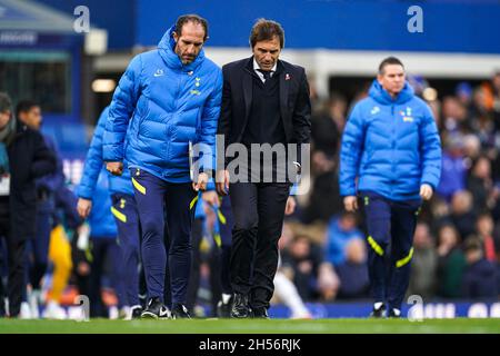 Antonio Conte, directeur de Tottenham Hotspur (à droite), et Cristian Sellini, entraîneur-chef adjoint de Tottenham Hotspur (à gauche), lors du match de la Premier League à Goodison Park, Liverpool.Date de la photo: Dimanche 7 novembre 2021. Banque D'Images