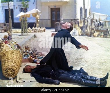 JOHN MILLS et DIRK BOGARDE dans LE CHANTEUR PAS LA CHANSON 1961 réalisateur GEORGE WARD BAKER roman Audrey Erskine-Lindop scénario Nigel Balchin costume design Yvonne Caffin The Rank Organisation Banque D'Images