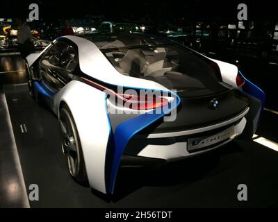 BMW i8: Initialement publié sous le nom de Vision EfficientDynamics, il s'agit d'un prototype de voiture hybride.Il a été lancé en Europe en 2014.Musée BMW : Welt - Munich Banque D'Images