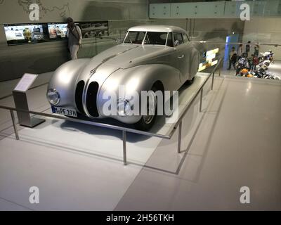 BMW 328 mille Miglia Roadster, vue frontale, année 1939, couleur argent, isolé,produit de 1936-1940.Musée BMW.Munich - Bavière - Allemagne . Banque D'Images