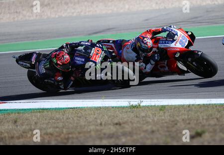 Algarve International circuit, Portimao, Portugal, 7 novembre 2021.Portimao, Portugal.07th nov. 2021.Champion du monde #20 Fabio Quatararo, Français: Monster Energy Yamaha bataille avec #89 Jorge Martin, Espagnol: PRAMAC Racing Ducati pendant la course MotoGP au circuit International de l'Algarve, Portimao, Portugal, Dimanche 7 nov., 2021 pour le Gran Premio Brembo do Algarve crédit: Graham Holt/Alay Live News crédit: Graham Holt/Alay Live News Banque D'Images