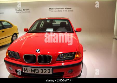 BMW série 3 (E46) : vue avant, couleur rouge, 4e génération, fabriquée de 1998 à 2006.BMW Museum, Munich - Allemagne - septembre 2013. Banque D'Images