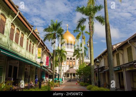 Singapour, 23 février 2016 : chemin menant à la mosquée du Sultan bordée de boutiques historiques.Il a été construit en 1824 pour Sultan Hussein Shah, le premier s. Banque D'Images