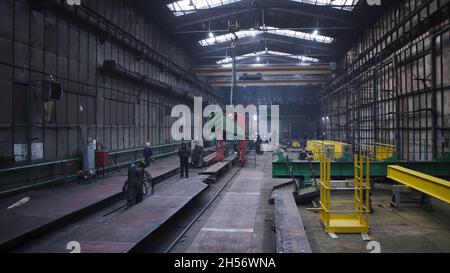 La poutre métallique est déplacée en usine sur les chaînes.Attache.La poutre en acier suspendue sur les chaînes est entraînée en usine.La poutre suspendue sur les chaînes se déplace en usine. Banque D'Images