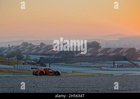 BARCELONE, ESPAGNE, 5 septembre 2021 : voiture Vortex sur piste à l'aube pendant 24 heures série par Hanccok Barcelona course. Banque D'Images