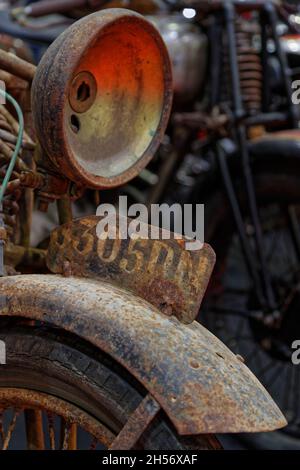 LYON, FRANCE, 5 novembre 2021 : même les voitures et les vélos ruinés sont présentés cette année au salon Epoq'Auto, organisé depuis 1979, avec plus de 70,000 visiteurs ea Banque D'Images