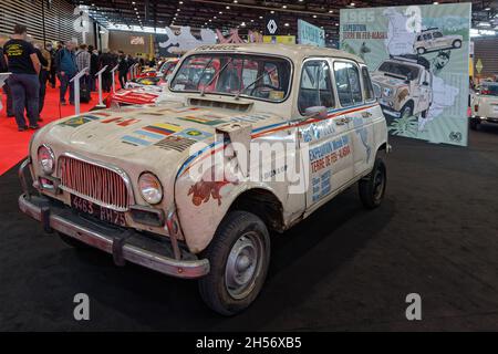 LYON, FRANCE, 5 novembre 2021 : Renault 4L pour le sentier désertique du salon Epoq'Auto, organisé depuis 1979, avec plus de 70,000 visiteurs chaque année. Banque D'Images