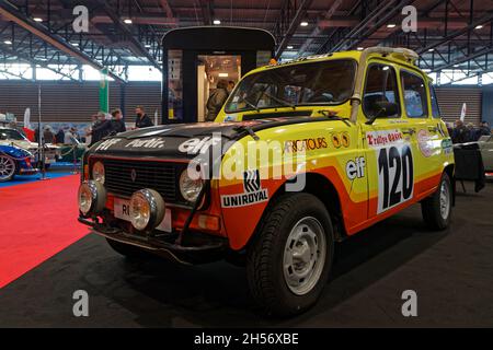 LYON, FRANCE, 5 novembre 2021 : Renault 4L pour le sentier désertique du salon Epoq'Auto, organisé depuis 1979, avec plus de 70,000 visiteurs chaque année. Banque D'Images