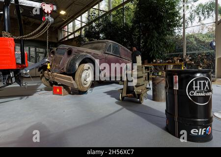 LYON, FRANCE, 5 novembre 2021 : de nombreux stands sont décorés dans le salon Epoq'Auto, organisé depuis 1979, avec plus de 70,000 visiteurs chaque année. Banque D'Images