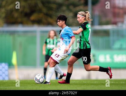 Sassuolo, Italie.07th nov. 2021.Sassuolo, Italie, novembre 7 2021 Tudisco Giorgia (23 Pomigliano CF) et Dubcova Kamila (10 Sassuolo Calcio Femminile) en action pendant la série Un jeu Femminile entre Sassuolo et Pomigliano au Stadio Enzo Ricci à Sassuolo, Italie Michele Finessi/SPP crédit: SPP Sport Press photo./Alamy Live News Banque D'Images