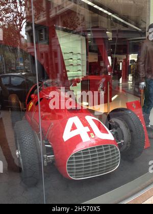 Voiture de course Ferrari d'époque exposée dans un magasin de Barcelone, ​​Spain. Banque D'Images