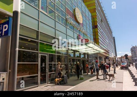 Perpignan, France, Gare SNCF, extérieur, façade, scènes de rue, façade de bâtiment moderne, architecture de verre foule les gens à l'entrée Banque D'Images