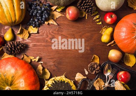 Composition de cadre de Thanksgiving avec fruits et légumes sur fond de bois.Flat lay, vue de dessus Banque D'Images