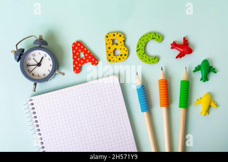 Arrière-plan avec différentes fournitures scolaires sur fond bleu.Retour au concept de l'école, vue du dessus. Banque D'Images