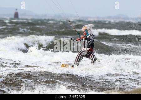 Barassie, Royaume-Uni.7 novembre 2021.De forts vents et de fortes vagues attirèrent les surfeurs de cerf-volant vers North Beach, Barassie, Ayrshire, Écosse, Royaume-Uni, y compris le célèbre personnage du film « BeetleJuice ».C'était un membre du club de kitesurf en costume aujourd'hui, la première occasion depuis Halloween.Crédit : Findlay/Alay Live News Banque D'Images