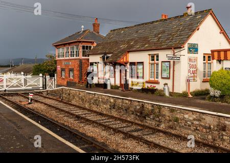 Blue Anchor, Somerset, Royaume-Uni, 3 octobre 2021 : photographie de bâtiments comprenant un bureau de réservation de station et une boîte de signalisation à Blue Anchor St Banque D'Images