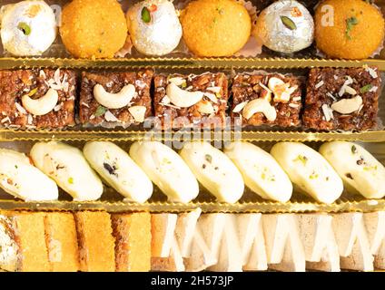 Fête Mithai - Boondi Ladoo, Khoya Kheer Kadam Bundi Laddu Doda Burfi Kesar Doodh Peda Kaju Katli Moong Dal Barfi fait de Mawa Doodh Khoya Besan in Banque D'Images