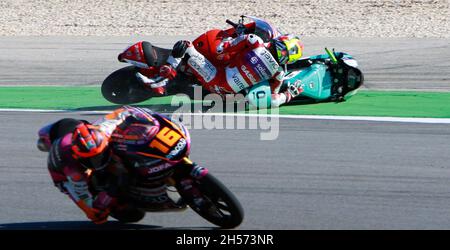 Algarve International circuit, Portimao, Portugal, 7 novembre 2021.Le vélo de #7 Dennis FOGGIA ITA Leopard Racing Honda est en collision avec celui de #11 Sergio GARCIA SPA Estrella Galice 0,0 Honda l'ayant fait s'écraser hors de Moto3 au circuit International de l'Algarve, Portimao, Portugal, 7 nov, 2021 pour le Gran Premio Brembo do Algarve Credit:Graham Holt/Alay Live News Banque D'Images