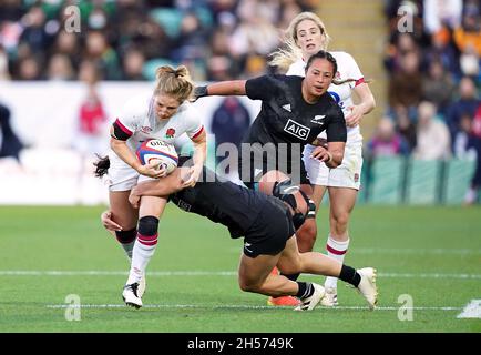 Lydia Thompson, en Angleterre, est affrontée par Portia Woodman, en Nouvelle-Zélande, lors du match des internationaux d'automne aux Franklin's Gardens, à Northampton.Date de la photo: Dimanche 7 novembre 2021.Voir l'histoire de PA RUGBYU England Women.Le crédit photo devrait se lire comme suit : David Davies/PA Wire.RESTRICTIONS : l'utilisation est soumise à des restrictions.Utilisation éditoriale uniquement, aucune utilisation commerciale sans le consentement préalable du détenteur des droits. Banque D'Images