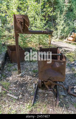 Un préparateur de cerises d'époque pour soulever des wagons de minerai vides en place dans le parc Miner à Bullion Cayon.Monts Tushar, Marysvale, Utah. Banque D'Images