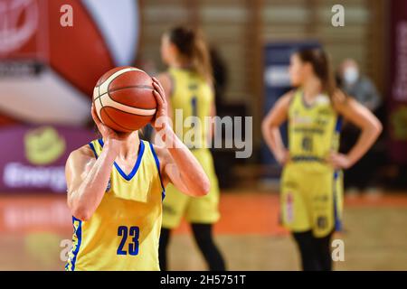 Le joueur de basket-ball lance le ballon pendant le tir de pénalité. Banque D'Images