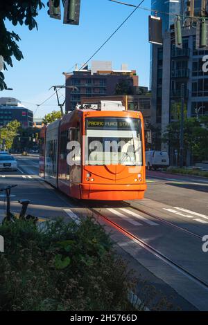 Seattle, WA - États-Unis - 24 septembre 2021 : vue verticale d'un tramway de Seattle qui passe sur Westlake Avenue. Banque D'Images