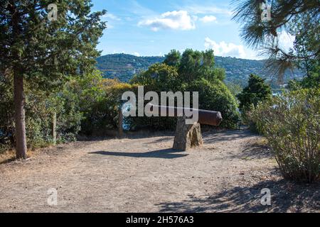 Vieux canon sur la côte corse pointant vers la défense côtière de la mer, saint florent France . Banque D'Images