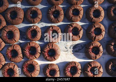 Vue en grand angle sur la plaque de cuisson avec un biscuit au cacao fait maison manquant. Banque D'Images