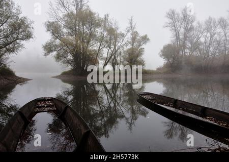 Deux bateaux en bois sur la rive un matin brumeux à Plittersdorf, en Allemagne Banque D'Images