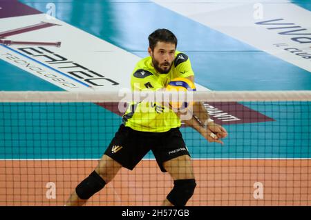 Forum AGSM, Vérone, Italie, 07 novembre 2021,Bump of Federico Bonami - Verona Volley pendant NBV Verona vs Prisma Taranto - Volleyball Italian Serie A Men SuperLeague Championship Championship Banque D'Images