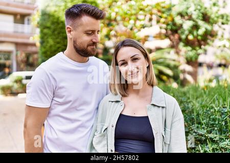 Jeune couple caucasien de petit ami et de petite amie ayant l'amusement dehors sur un jour ensoleillé de l'onu Banque D'Images