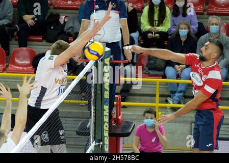 Attaque de Giulio Sabbi - Prisma Volley Taranto pendant NBV Verona vs Prisma Taranto, Volleyball Italien Serie A Men SuperLeague Championship Championship à Vérone, Italie, novembre 07 2021 Banque D'Images