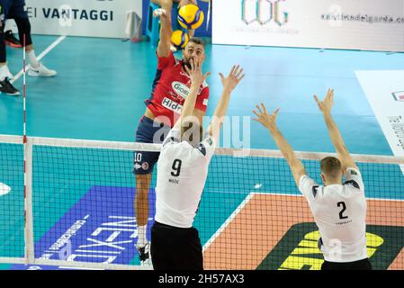 Forum AGSM, Vérone, Italie, 07 novembre 2021,Spike of Giulio Sabbi - Prisma Volley Taranto pendant NBV Verona vs Prisma Taranto - Volleyball Italian Serie A Men SuperLeague Championship Championship Banque D'Images